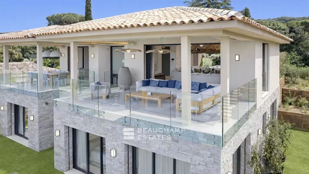 Contemporary villa with sea view just minutes from the town center of Saint-Tropez