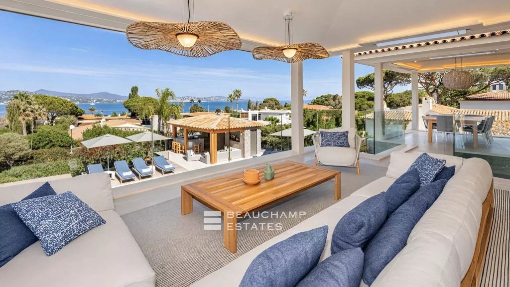 Contemporary villa with sea view just minutes from the town center of Saint-Tropez