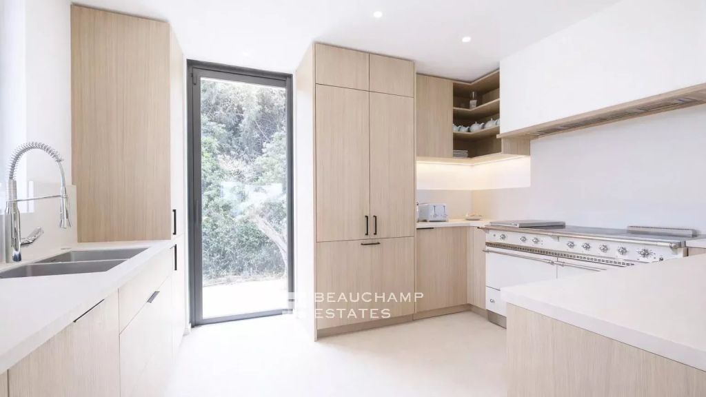 Contemporary villa with sea view just minutes from the town center of Saint-Tropez