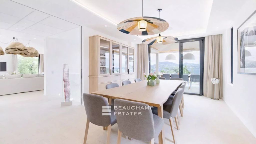 Contemporary villa with sea view just minutes from the town center of Saint-Tropez