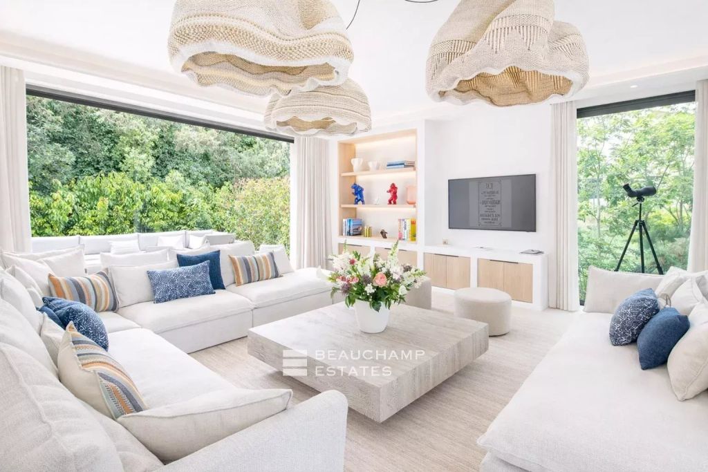 Contemporary villa with sea view just minutes from the town center of Saint-Tropez