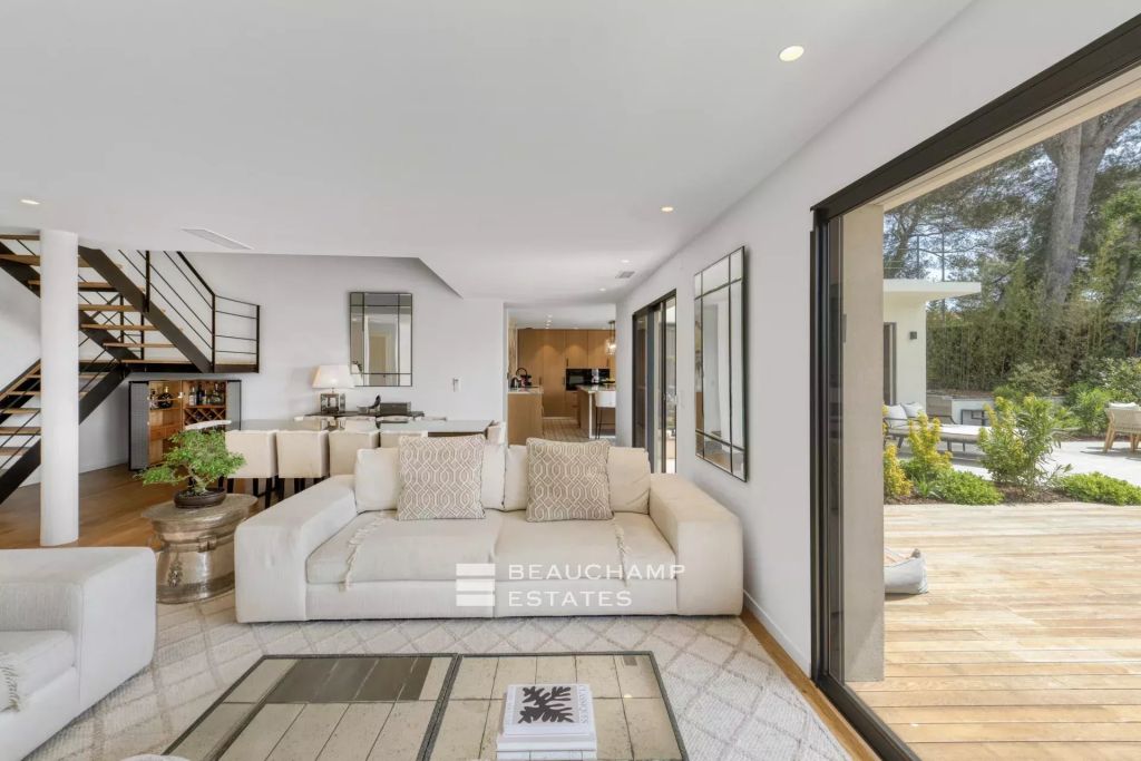 Contemporary villa with sea view