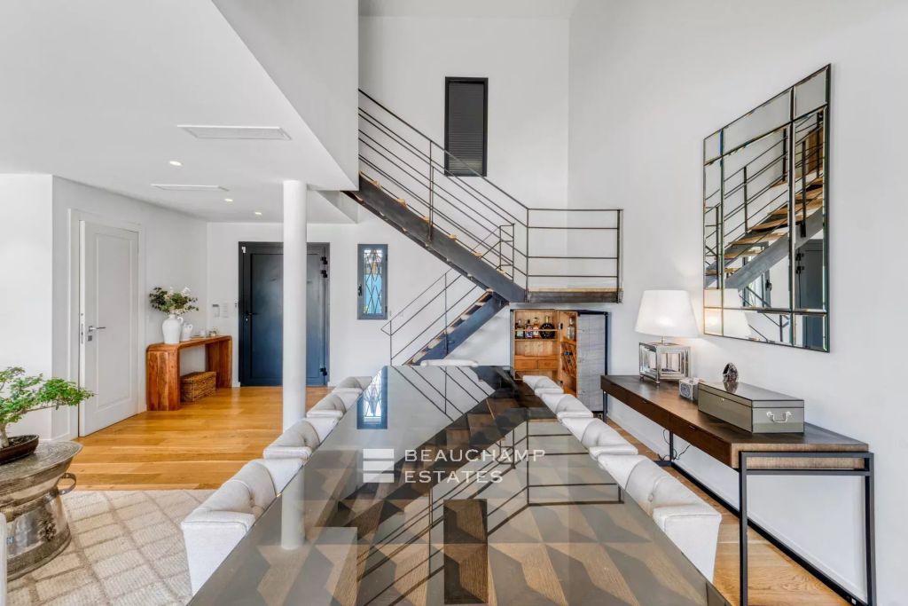 Contemporary villa with sea view