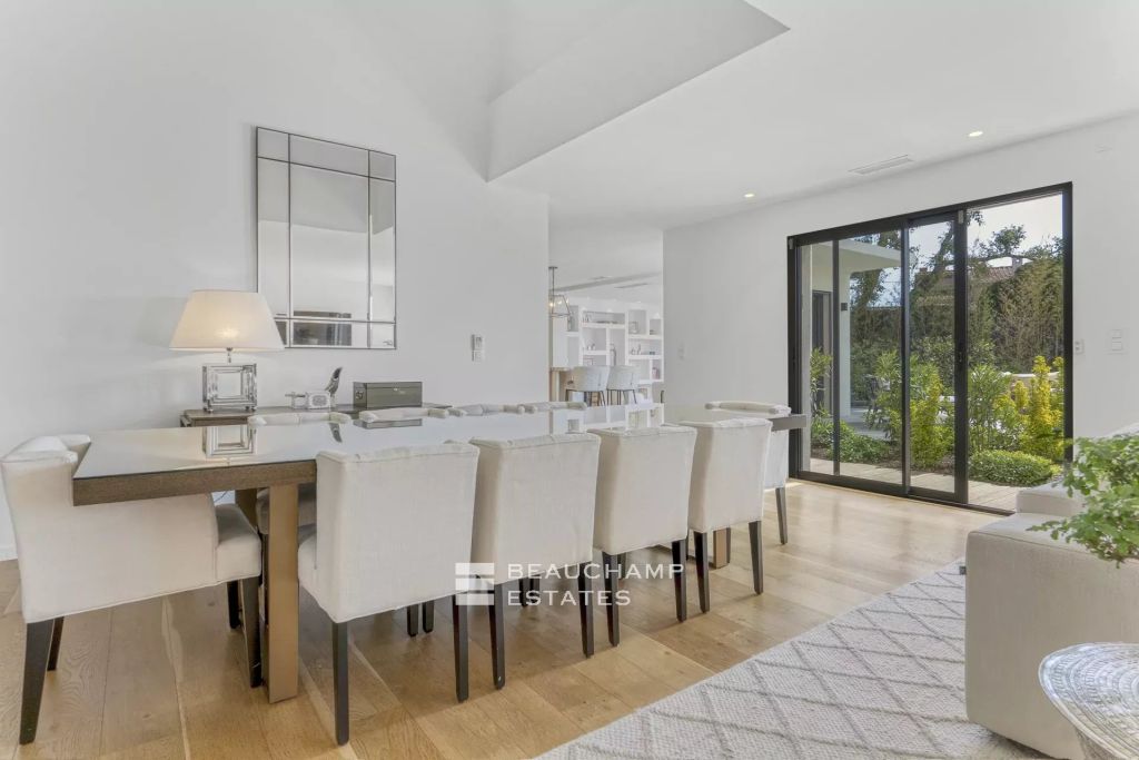 Contemporary villa with sea view