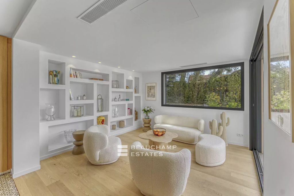 Contemporary villa with sea view