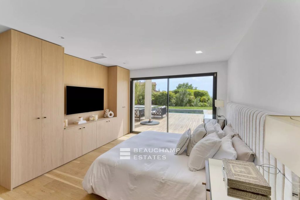 Contemporary villa with sea view