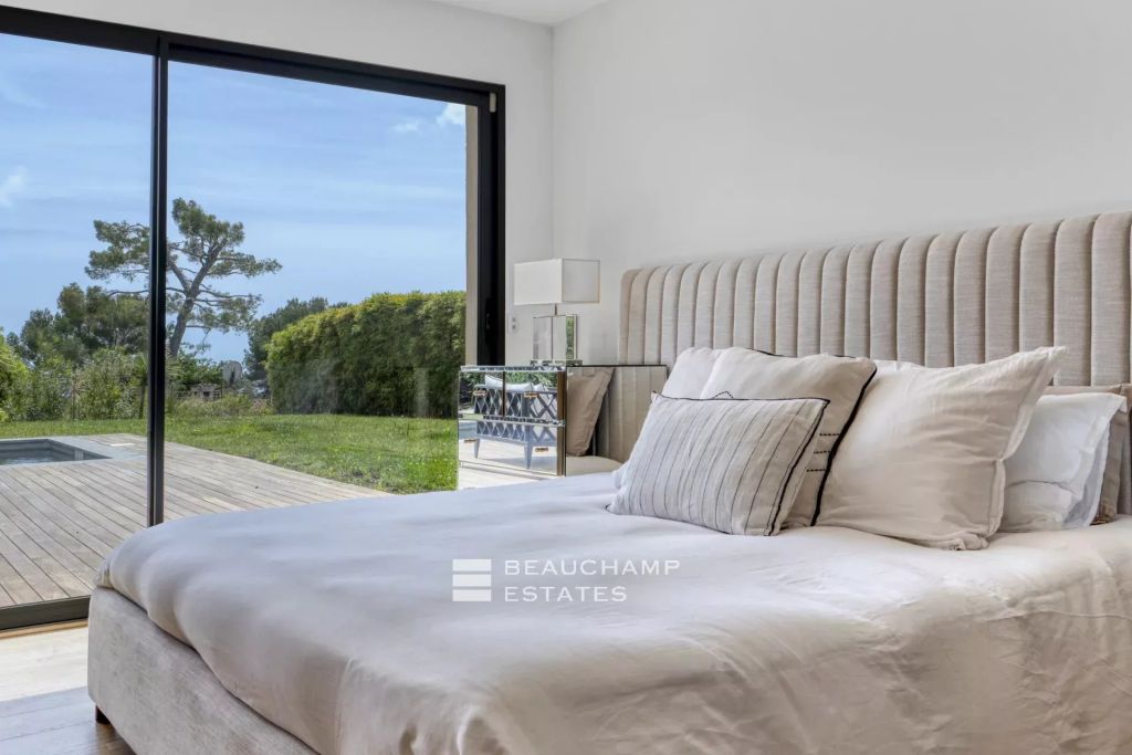 Contemporary villa with sea view