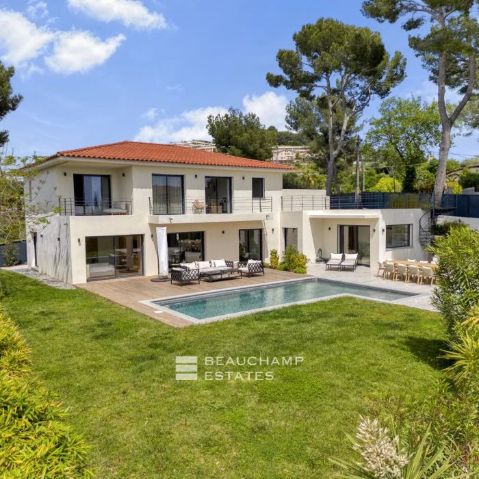 Contemporary villa with sea view