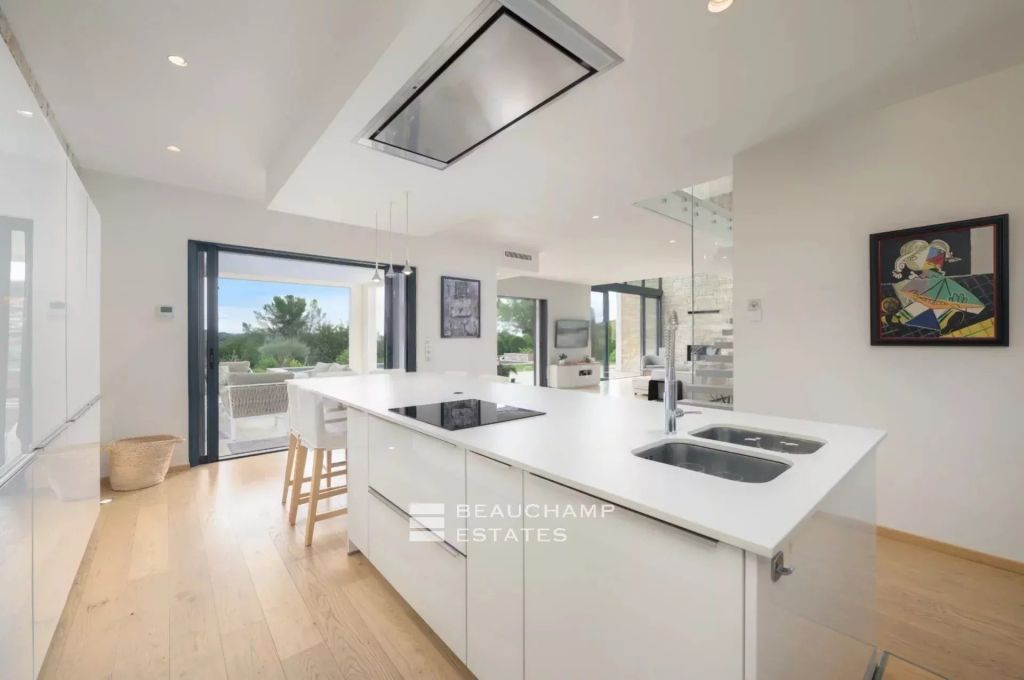 Contemporary Villa with Stunning Golf Views – Valbonne