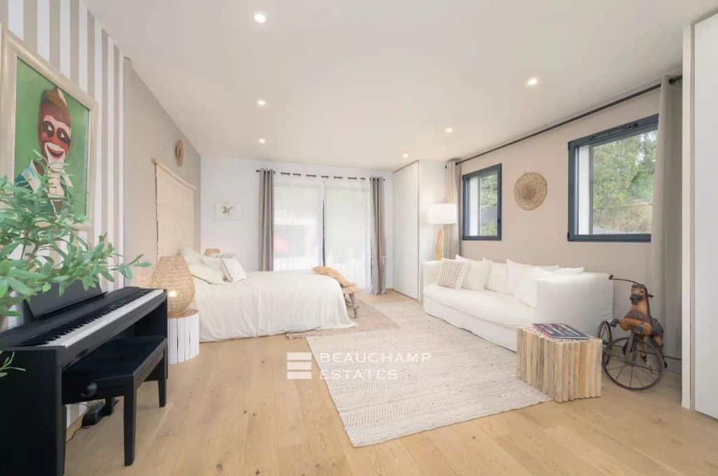 Contemporary Villa with Stunning Golf Views – Valbonne