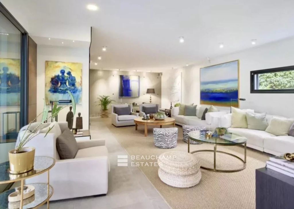 Contempory villa close to the village