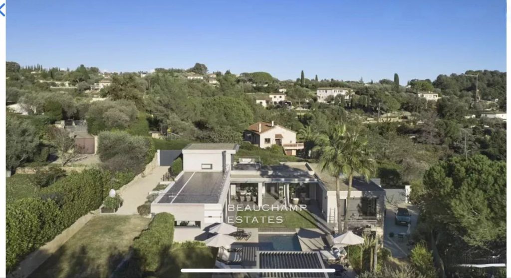 Contempory villa close to the village