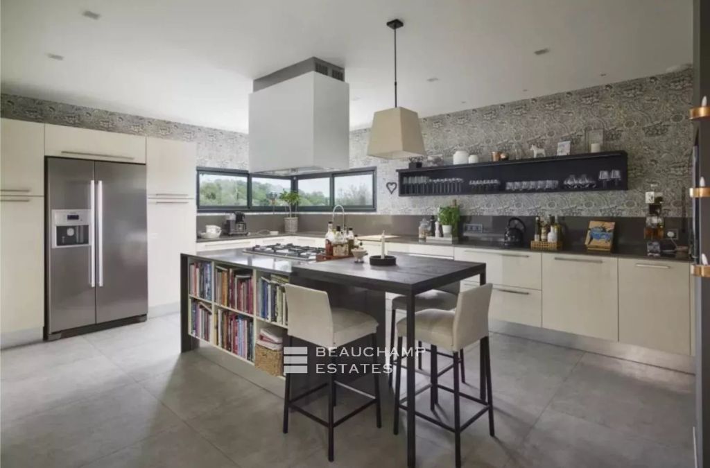 Contempory villa close to the village