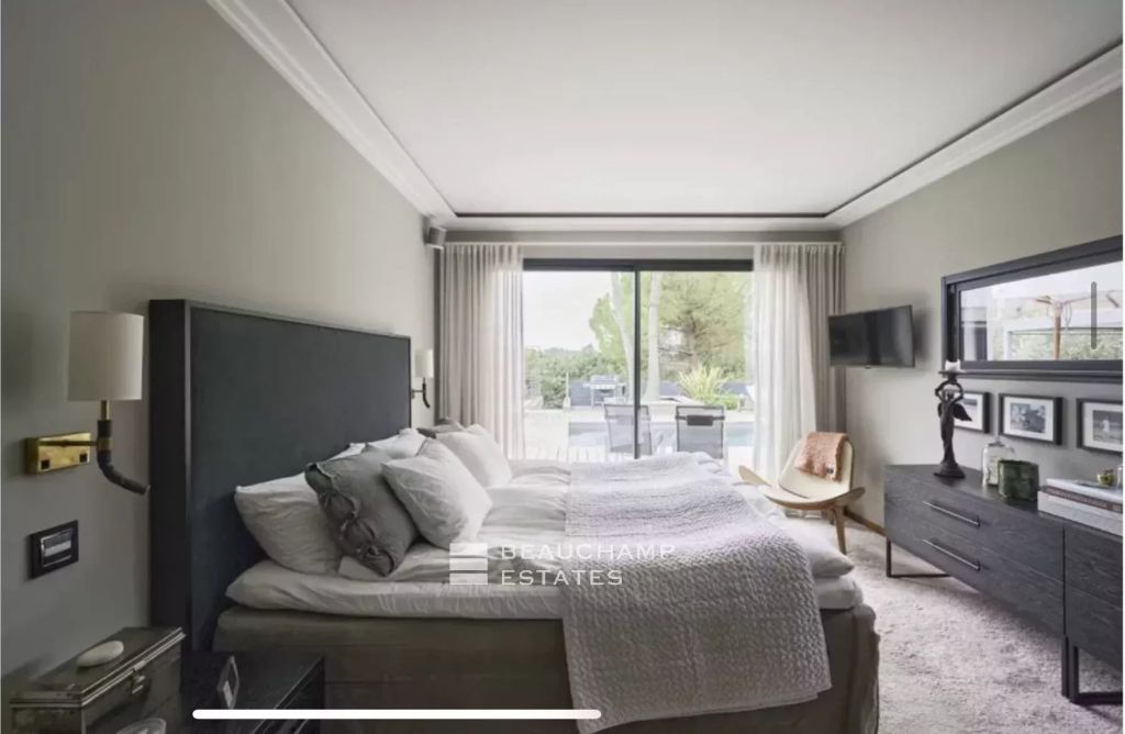 Contempory villa close to the village