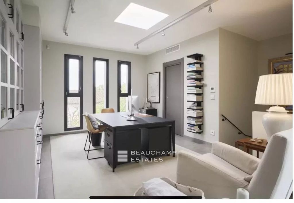 Contempory villa close to the village