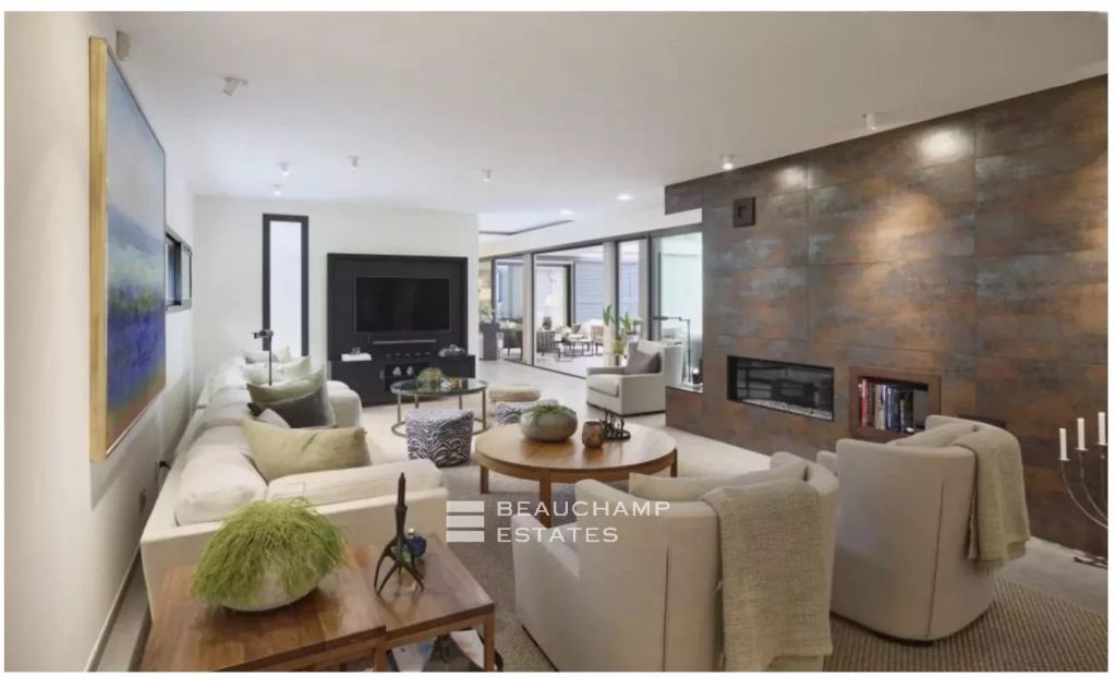 Contempory villa close to the village