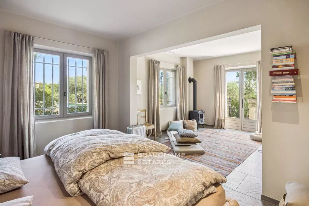 Elegance & Prestige – Exceptional Property with Panoramic Views Over Provence