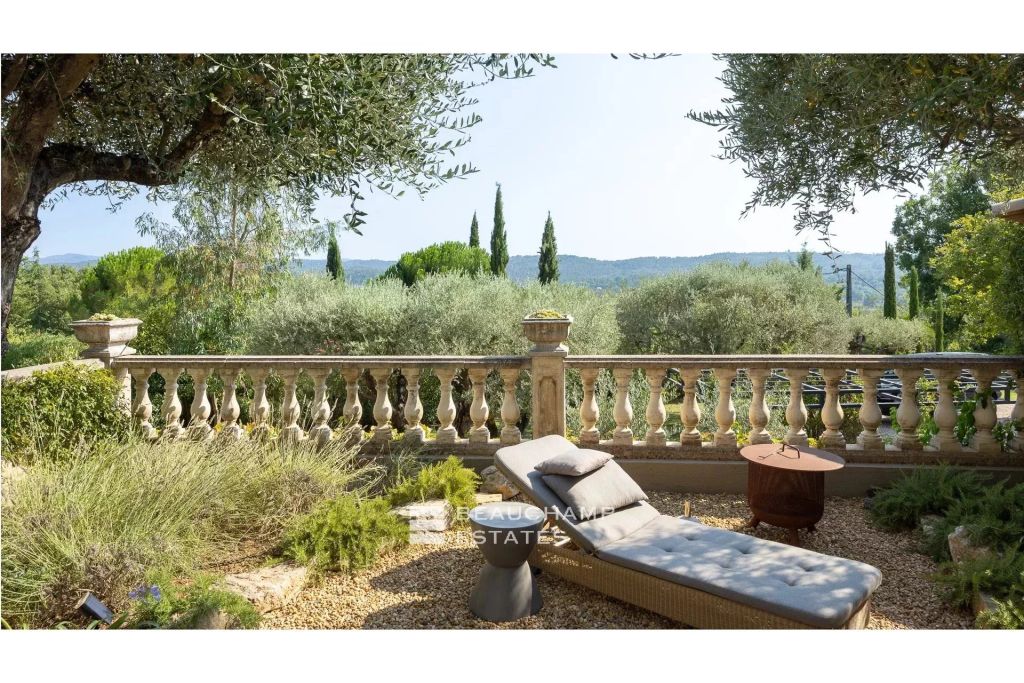 Elegance & Prestige – Exceptional Property with Panoramic Views Over Provence