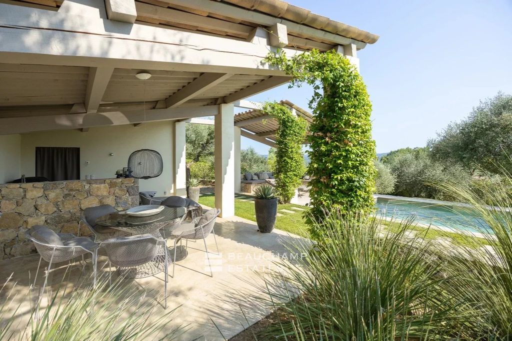 Elegance & Prestige – Exceptional Property with Panoramic Views Over Provence