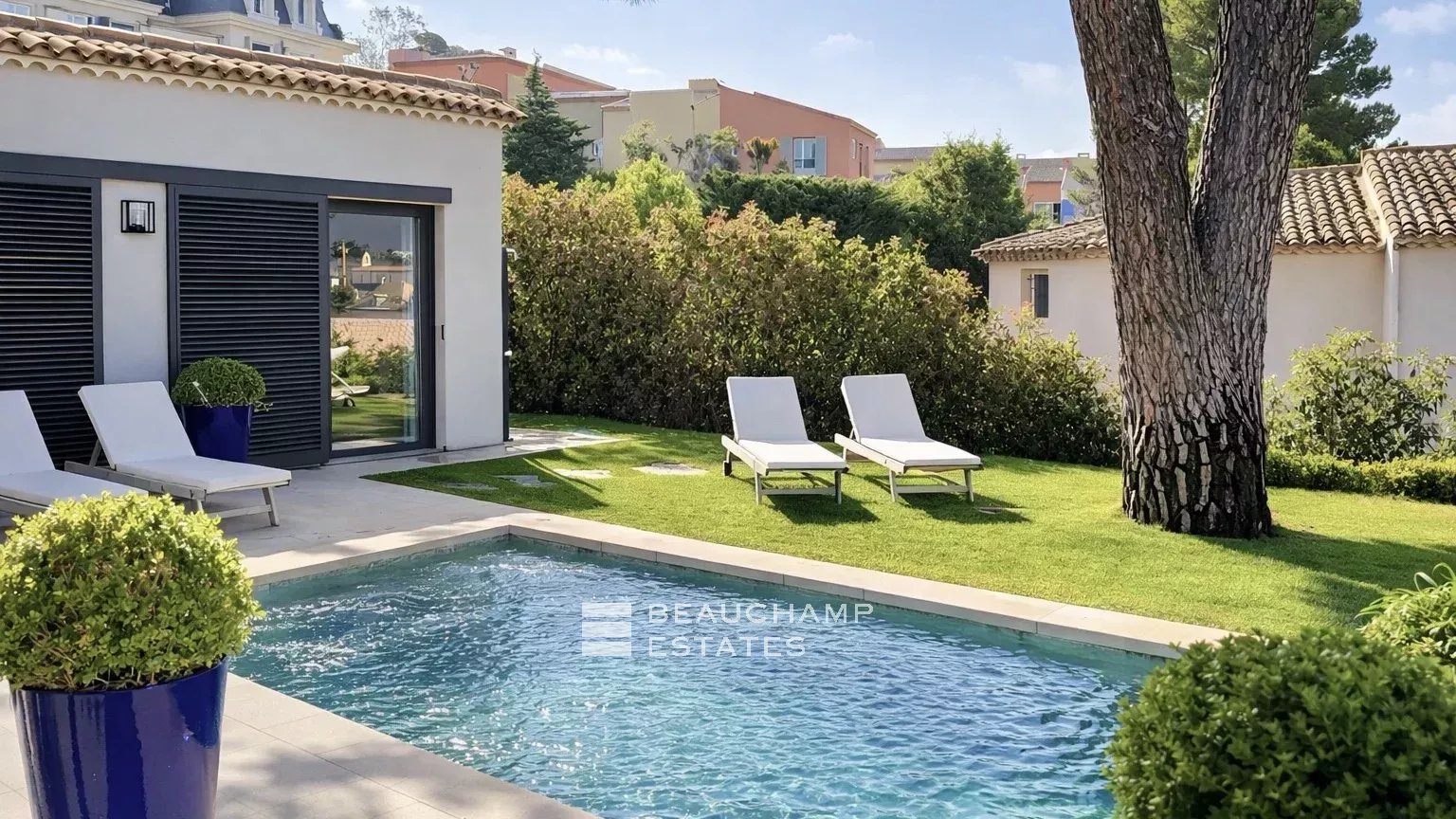 Elegant contemporary villa enjoying views over the village, in the heart of Saint-Tropez Elegant contemporary villa enjoying views over the village, in the heart of Saint-Tropez
