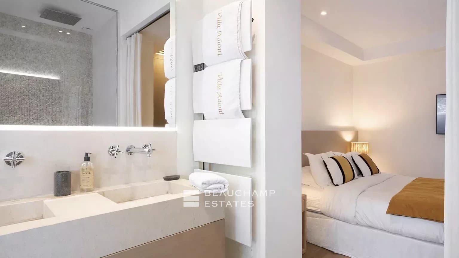 Elegant contemporary villa enjoying views over the village, in the heart of Saint-Tropez Elegant contemporary villa enjoying views over the village, in the heart of Saint-Tropez