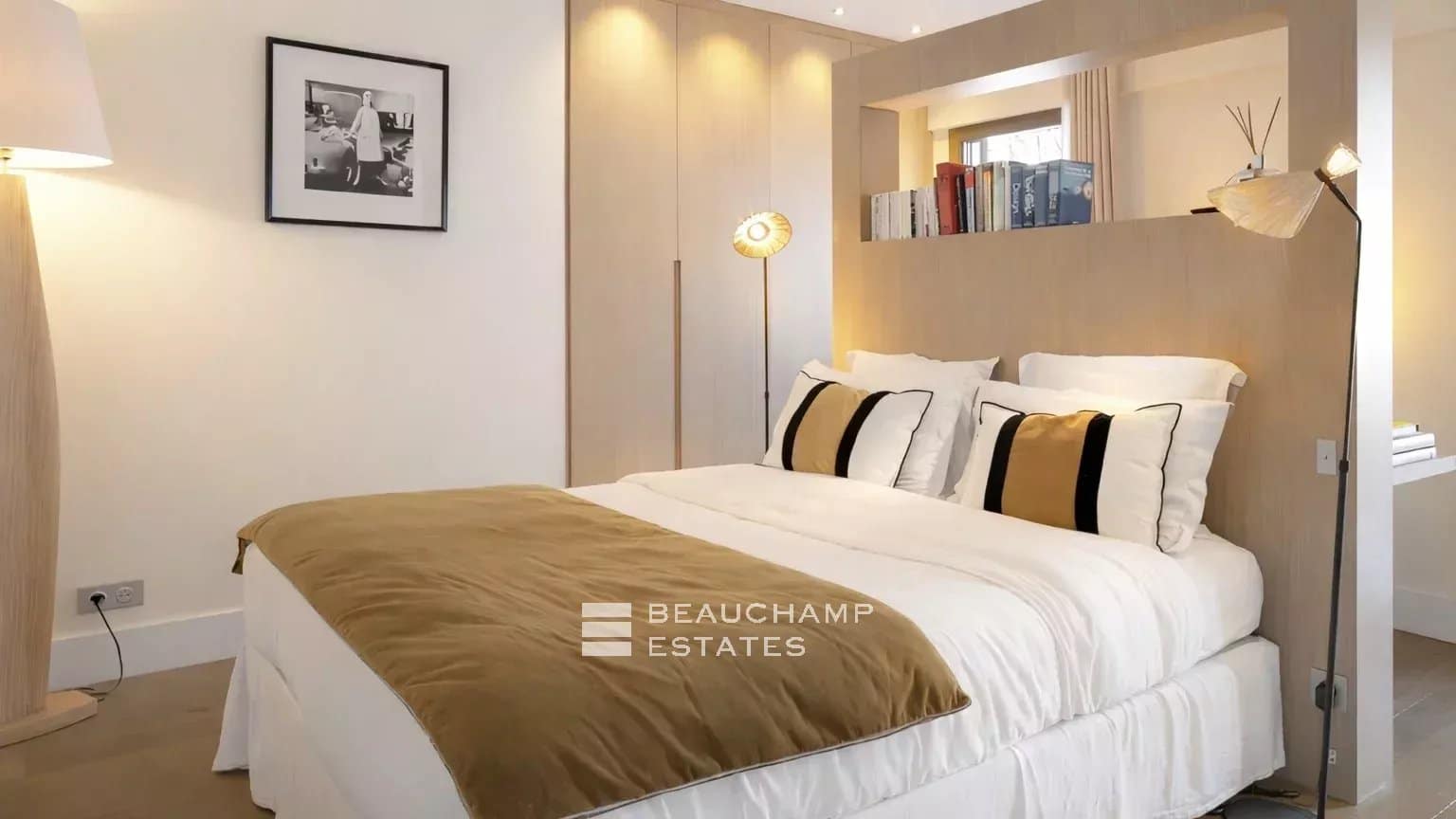 Elegant contemporary villa enjoying views over the village, in the heart of Saint-Tropez Elegant contemporary villa enjoying views over the village, in the heart of Saint-Tropez