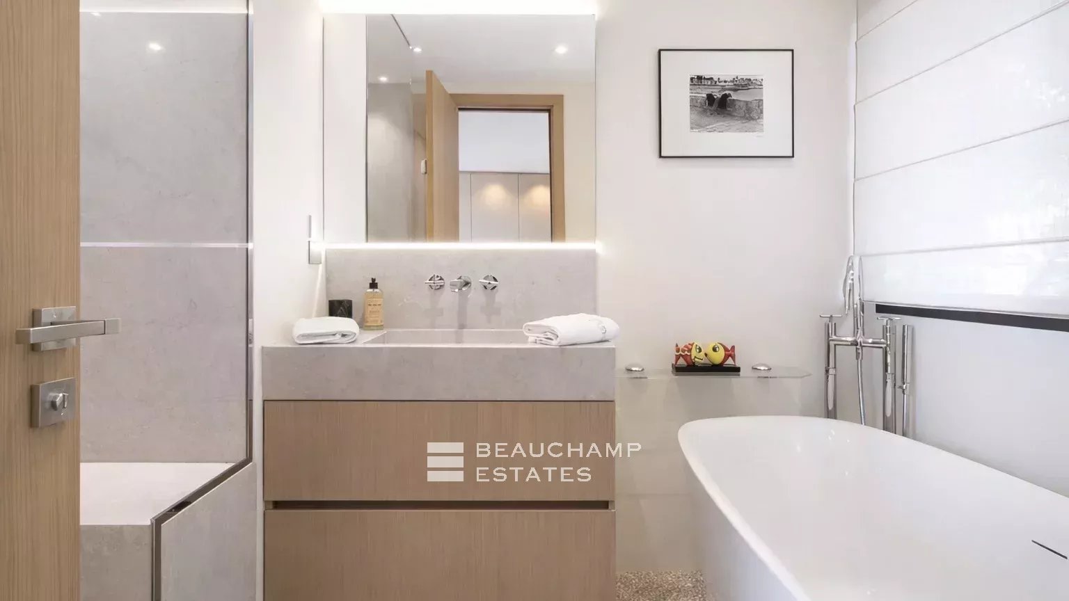 Elegant contemporary villa enjoying views over the village, in the heart of Saint-Tropez Elegant contemporary villa enjoying views over the village, in the heart of Saint-Tropez