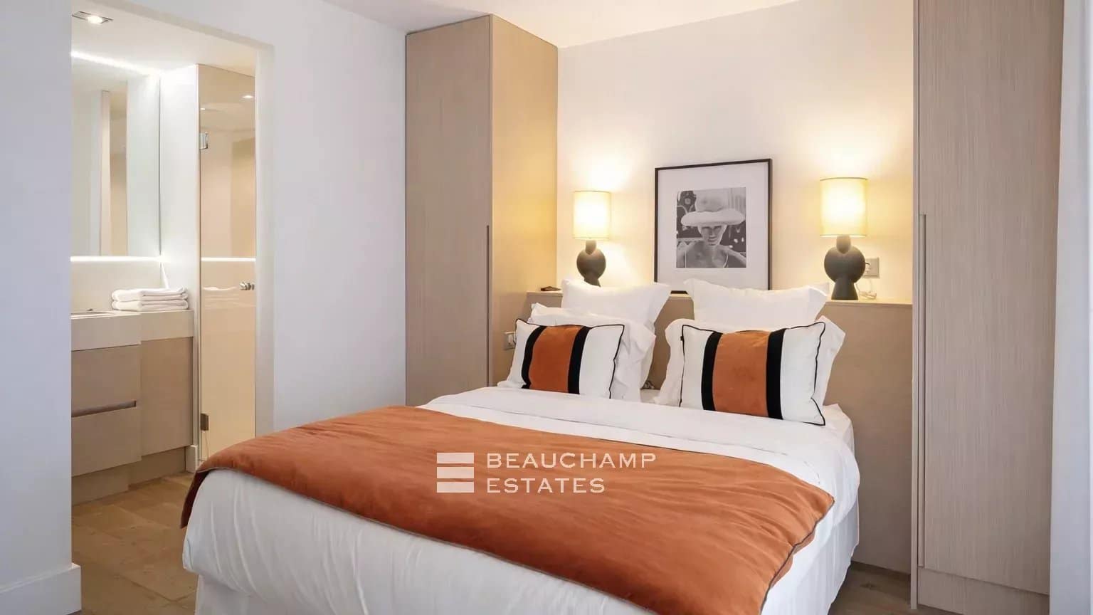 Elegant contemporary villa enjoying views over the village, in the heart of Saint-Tropez Elegant contemporary villa enjoying views over the village, in the heart of Saint-Tropez