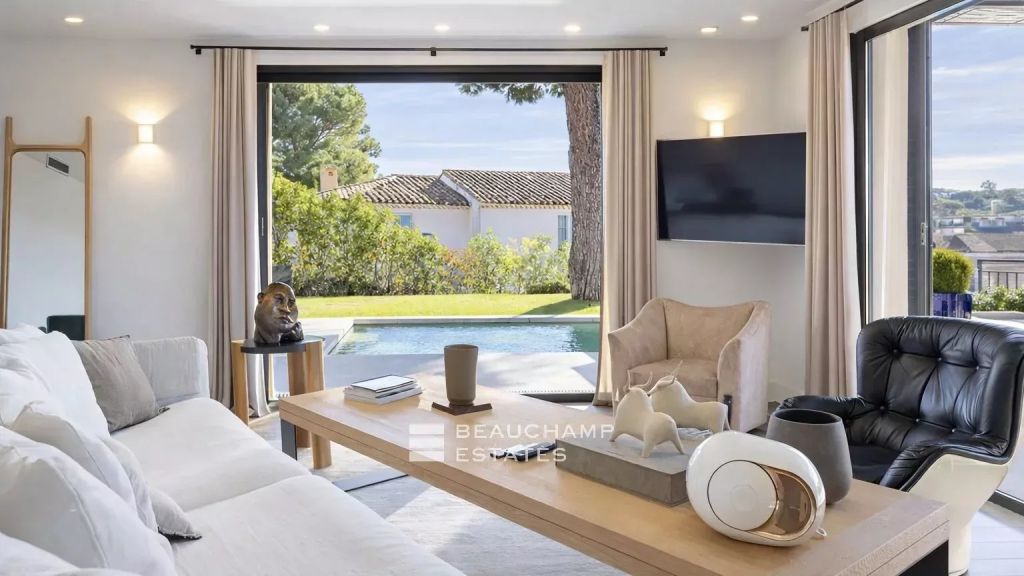 Elegant contemporary villa enjoying views over the village, in the heart of Saint-Tropez