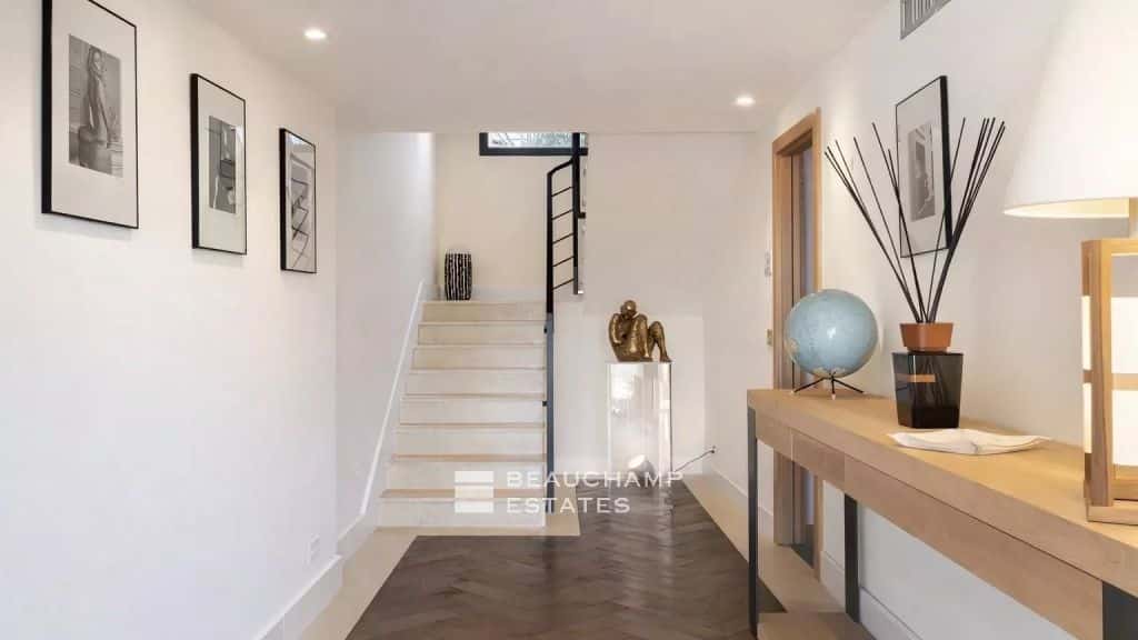 Elegant contemporary villa enjoying views over the village, in the heart of Saint-Tropez