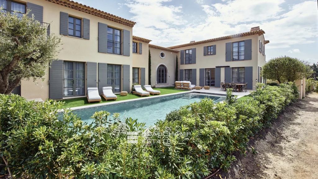 Elegant prestigious villa surrounded by vineyards, only moments from the centre of Saint-Tropez