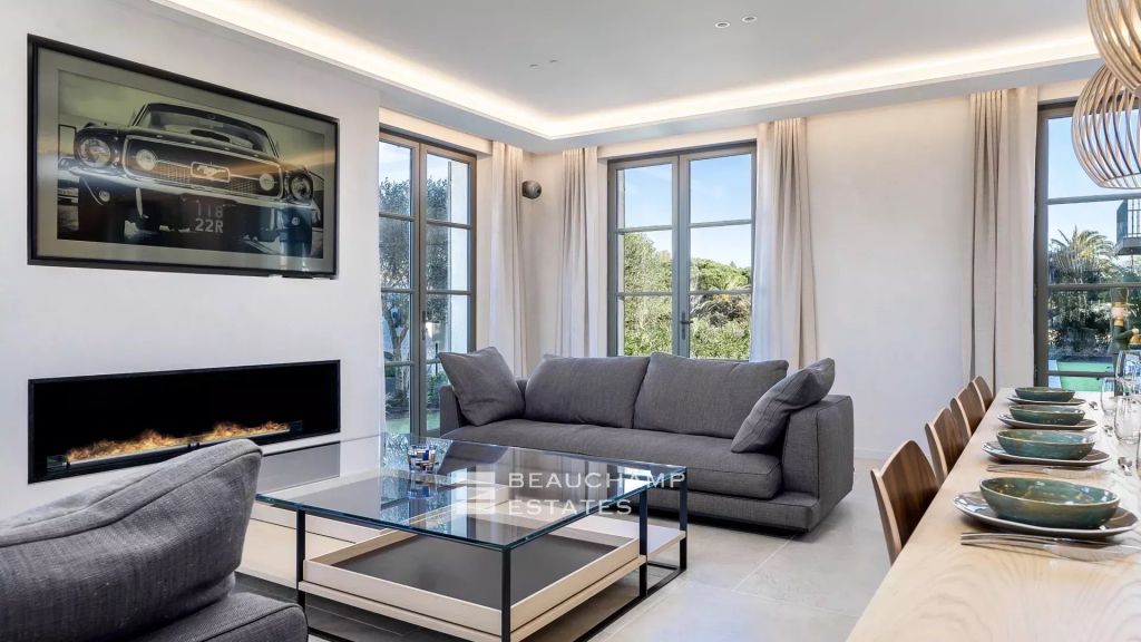 Elegant prestigious villa surrounded by vineyards, only moments from the centre of Saint-Tropez