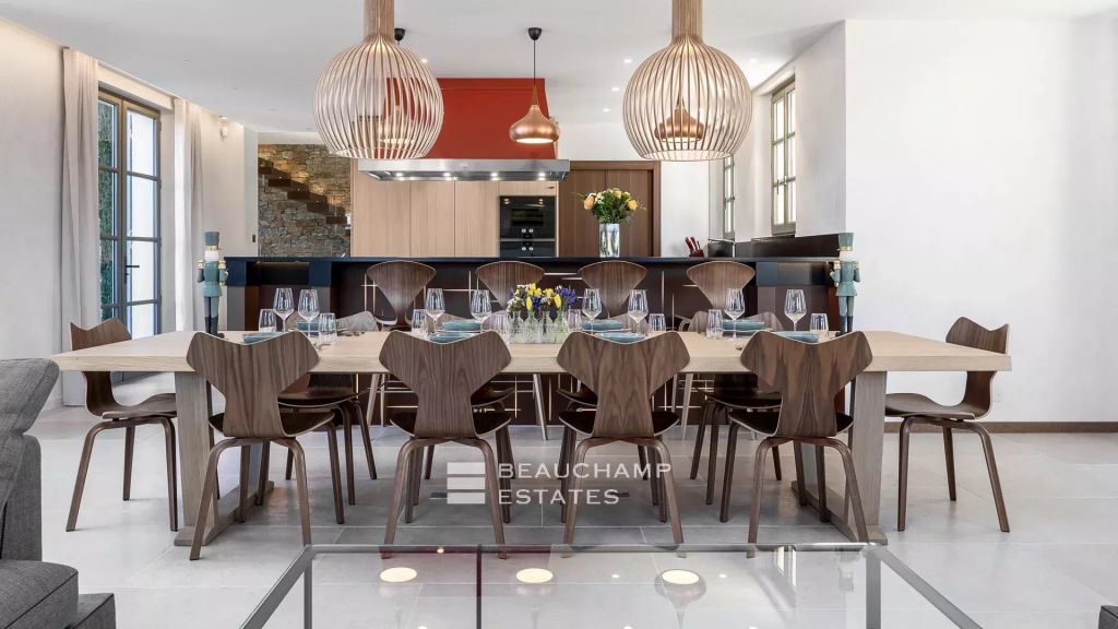 Elegant prestigious villa surrounded by vineyards, only moments from the centre of Saint-Tropez