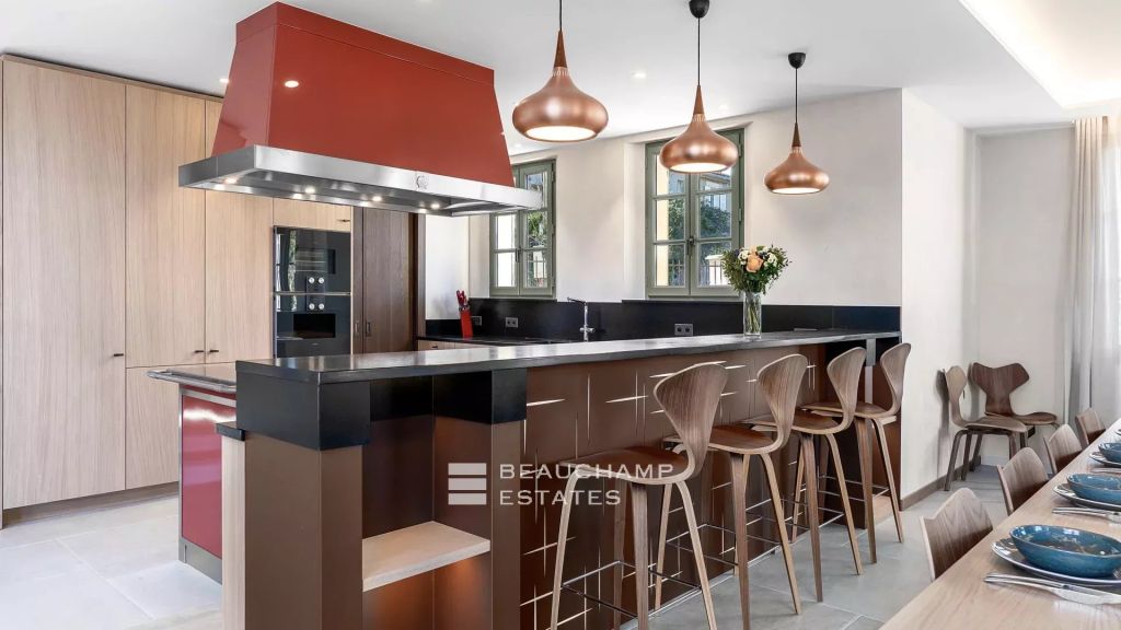 Elegant prestigious villa surrounded by vineyards, only moments from the centre of Saint-Tropez