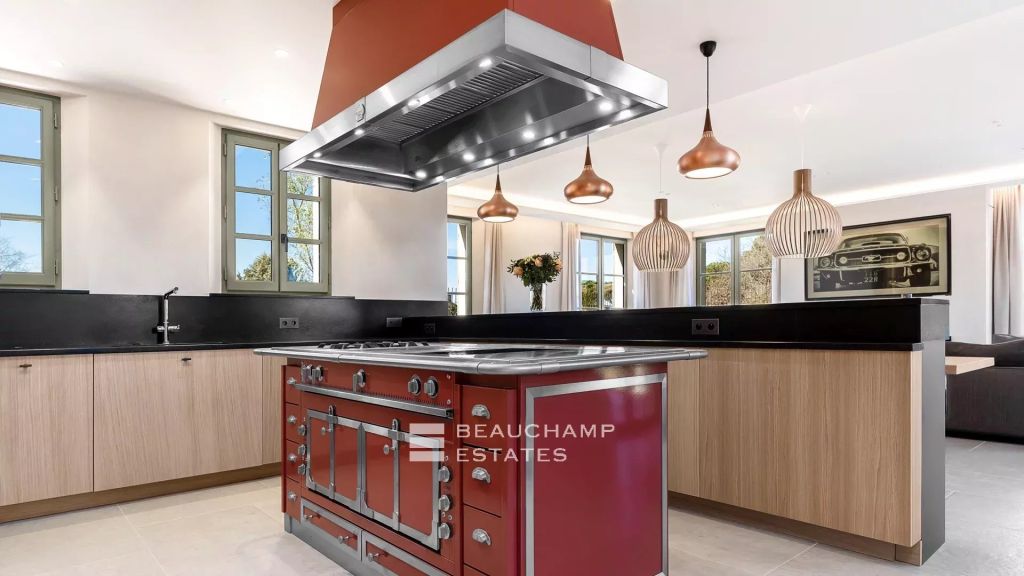 Elegant prestigious villa surrounded by vineyards, only moments from the centre of Saint-Tropez