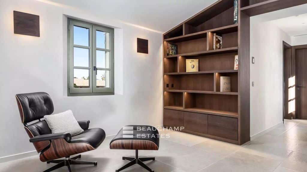 Elegant prestigious villa surrounded by vineyards, only moments from the centre of Saint-Tropez