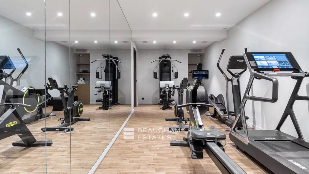 Elegant prestigious villa surrounded by vineyards, only moments from the centre of Saint-Tropez