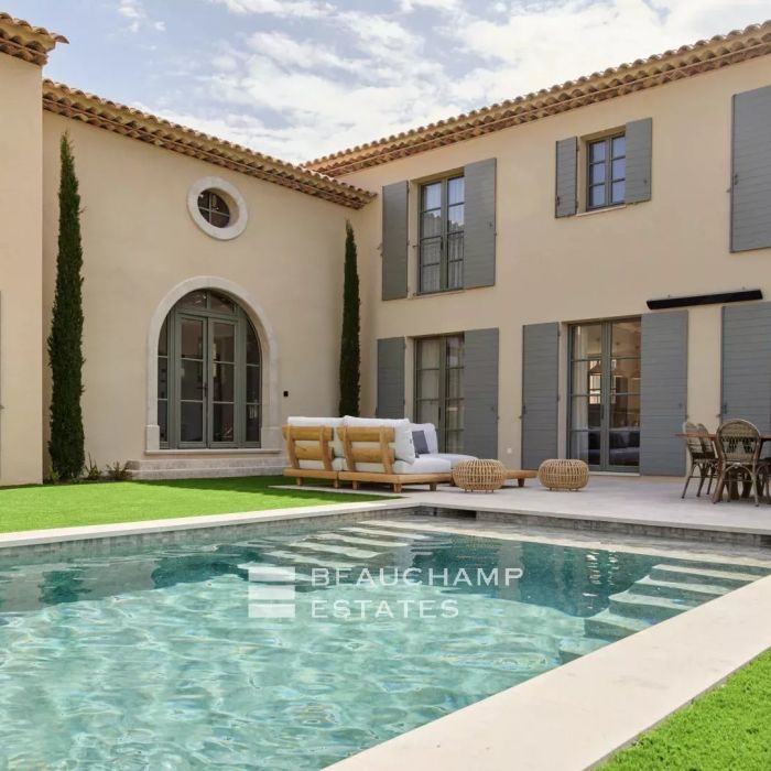 Elegant prestigious villa surrounded by vineyards, only moments from the centre of Saint-Tropez