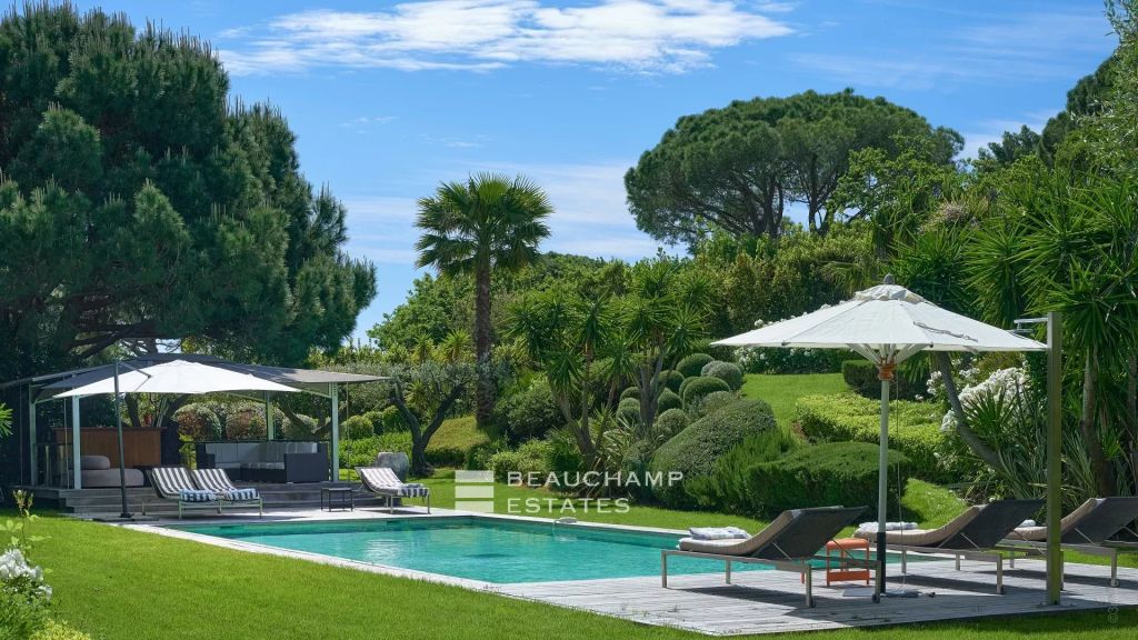 Elegant property with hillside and sea views, located a few minutes from the centre of Saint-Tropez