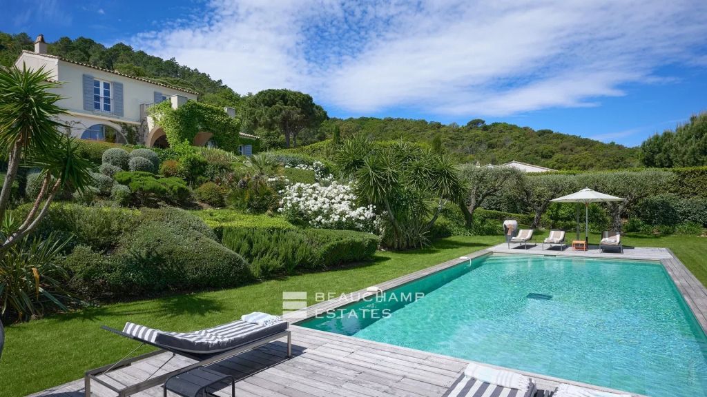 Elegant property with hillside and sea views, located a few minutes from the centre of Saint-Tropez