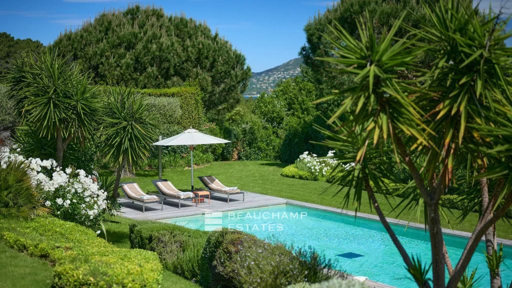 Elegant property with hillside and sea views, located a few minutes from the centre of Saint-Tropez