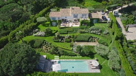 Elegant property with hillside and sea views, located a few minutes from the centre of Saint-Tropez