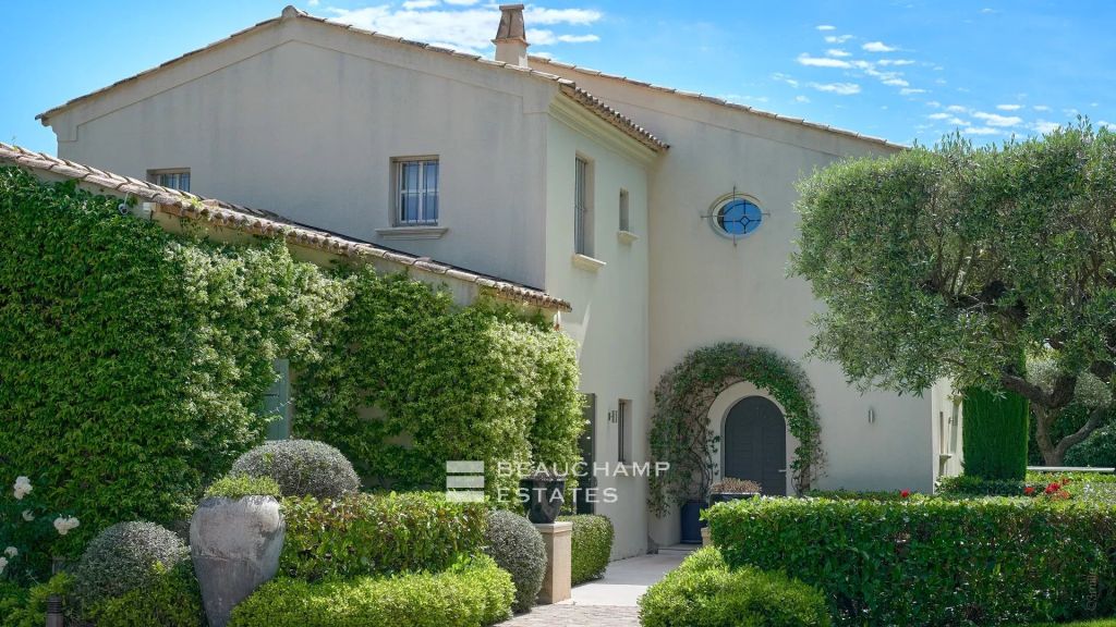 Elegant property with hillside and sea views, located a few minutes from the centre of Saint-Tropez