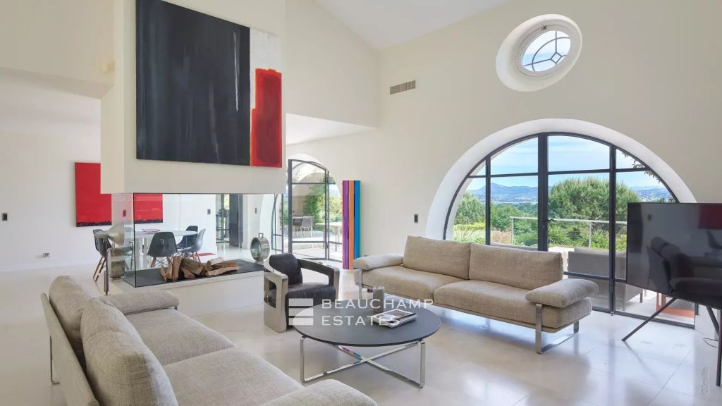 Elegant property with hillside and sea views, located a few minutes from the centre of Saint-Tropez