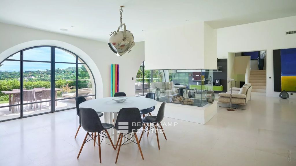 Elegant property with hillside and sea views, located a few minutes from the centre of Saint-Tropez