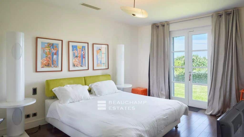 Elegant property with hillside and sea views, located a few minutes from the centre of Saint-Tropez