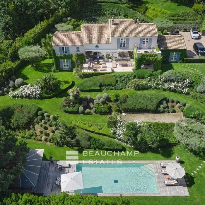 Propriété de charme avec vue sur les collines et la mer, à quelques minutes du centre ville de Saint-Tropez