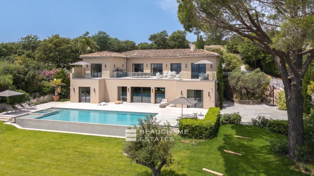 ew property overlooking the Bay of Saint-Tropez, in the heart of the Beauvallon estate