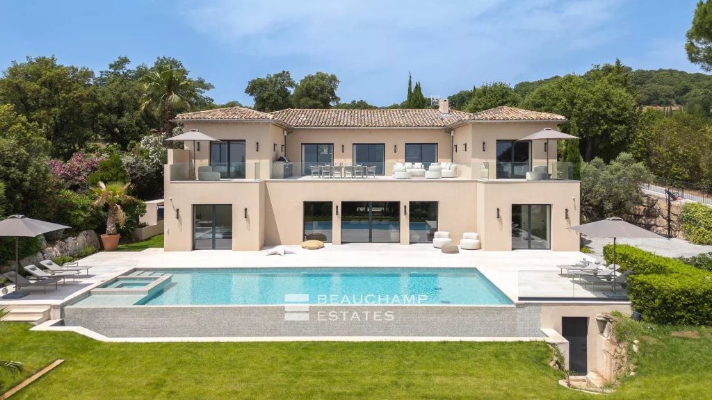 ew property overlooking the Bay of Saint-Tropez, in the heart of the Beauvallon estate