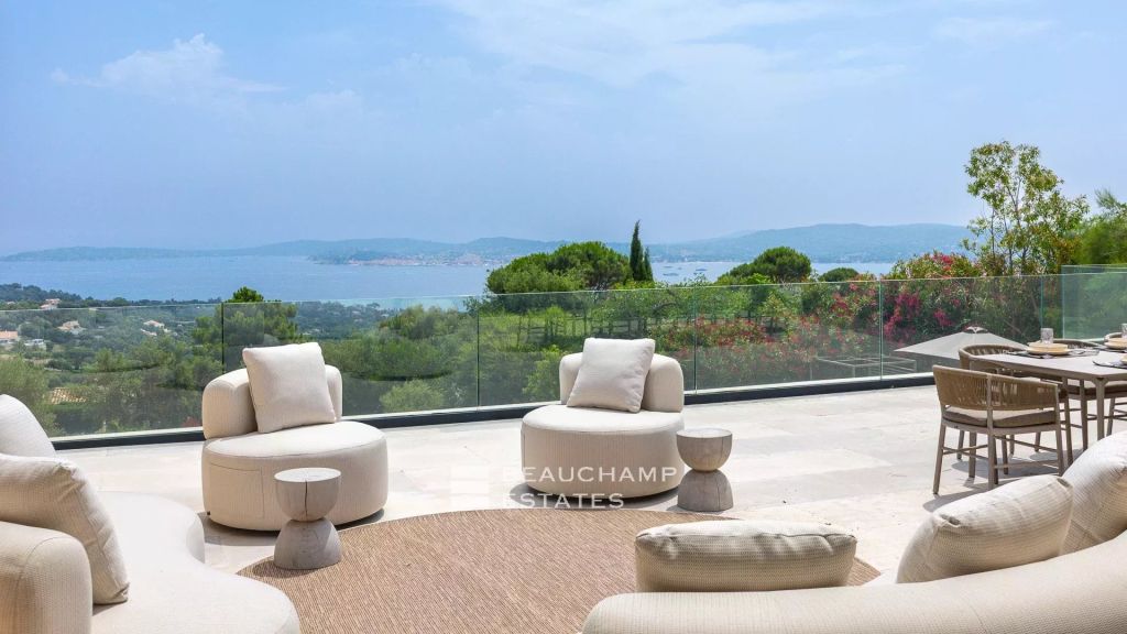 ew property overlooking the Bay of Saint-Tropez, in the heart of the Beauvallon estate